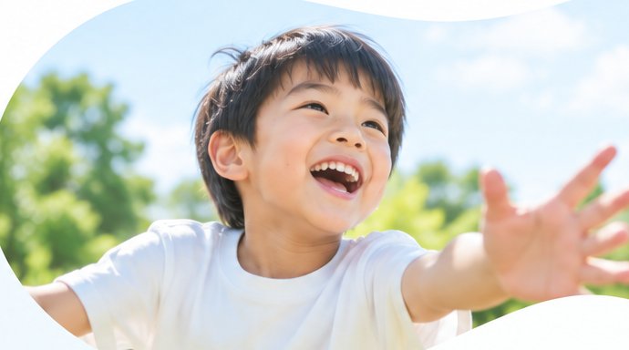 青空の下で笑顔で手を伸ばす男の子